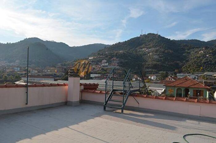 Appartamento trilocale in vendita in Via Giacomo Puccini, Centro, Camporosso