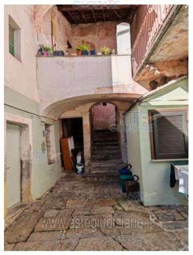 Appartamento trilocale in vendita in Via Libertà, Centro, Casalzuigno