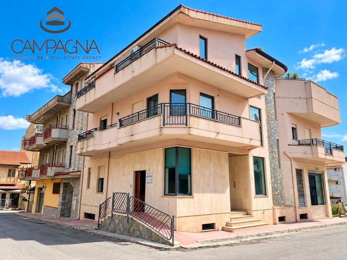 Casa con 6 locali in vendita in Castrofilippo