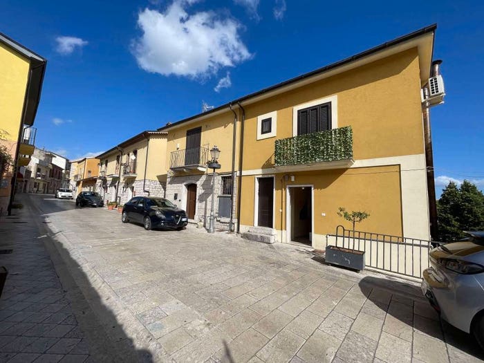 Casa trilocale in vendita in via Roma, Pietrelcina