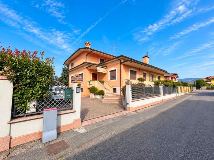 Casa con 6 locali in vendita in Viale Giuseppe Garibaldi, Molinetto, Mazzano