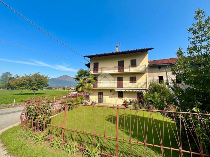 Casa con 6 locali in vendita in Str Canale Caluso, Centro, Castellamonte