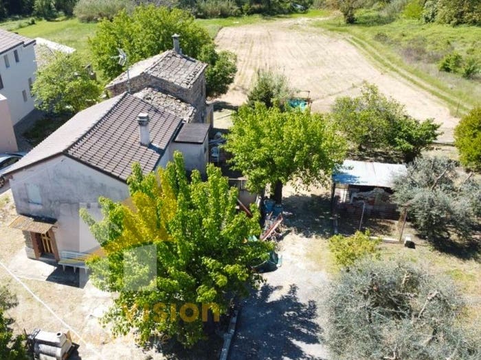 Casa con 6 locali in vendita in Castelplanio