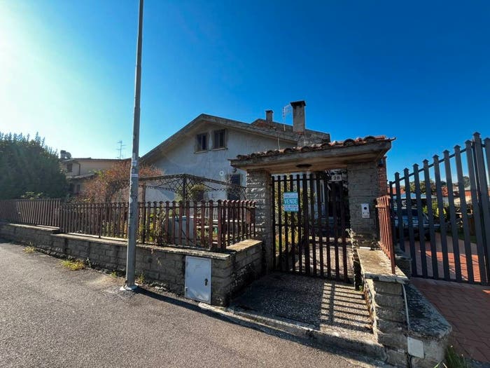 Appartamento con 6 locali in vendita in Via Lanno Mariani, Vasanello