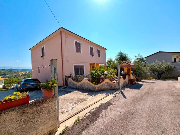 Casa con 6 locali in vendita in Via per Casamari, Madonna Della Neve, Frosinone