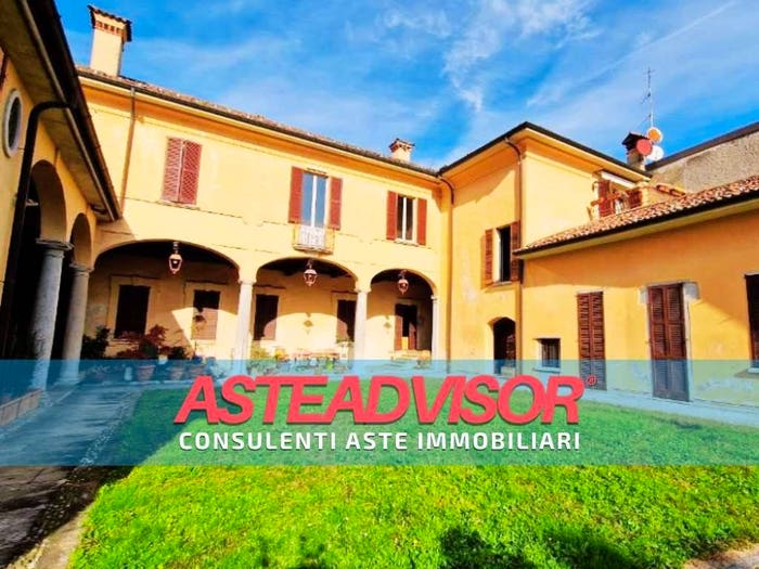 Appartamento con 5 locali in vendita in Via Volta, Centro, Azzate