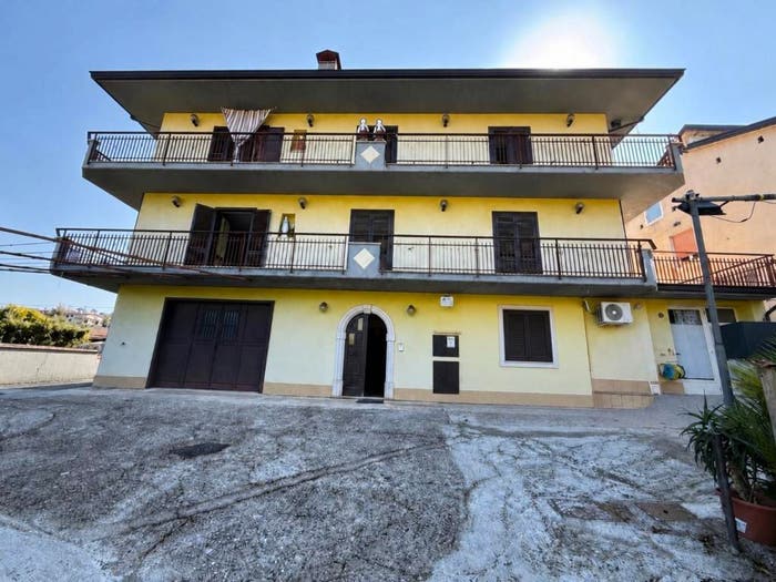 Casa con 6 locali in vendita in Strada Statale delle Croci di Acerno, Castelfranci