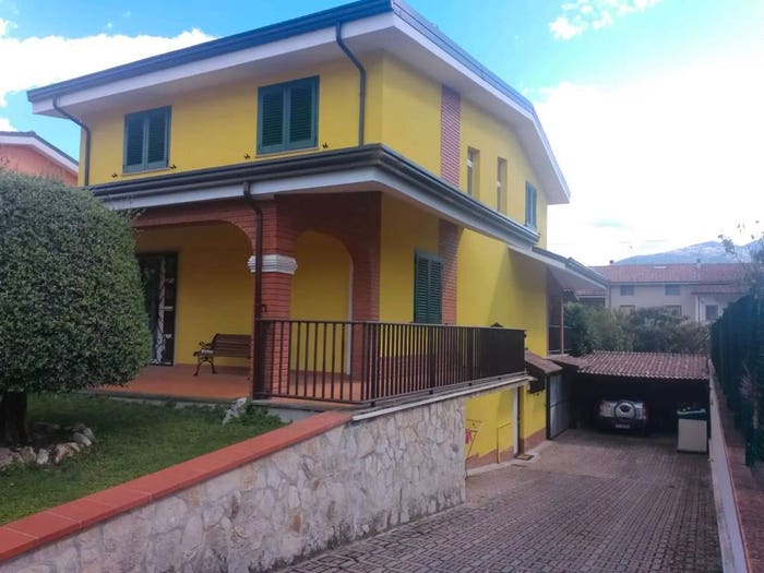 Casa con 6 locali in vendita in Via Lazio, Raiano