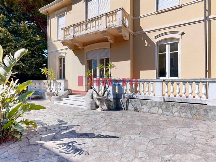 Casa con 6 locali in vendita in Viale della Rimembranza, Centro, Loano