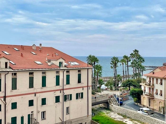 Appartamento con 5 locali in vendita in Via de Tommaso, Porto Maurizio, Imperia