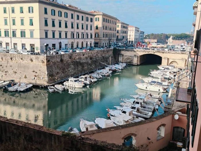 Appartamento con 6 locali in vendita in Piazza Venti Settembre, Cisternone, Livorno
