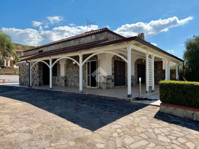 Casa con 6 locali in vendita in Via Tredoliche, Cirella, Diamante