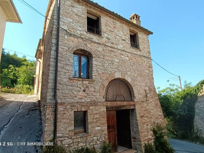 Casa quadrilocale in vendita in Strada Provinciale Pian dell'Elmo, Matelica