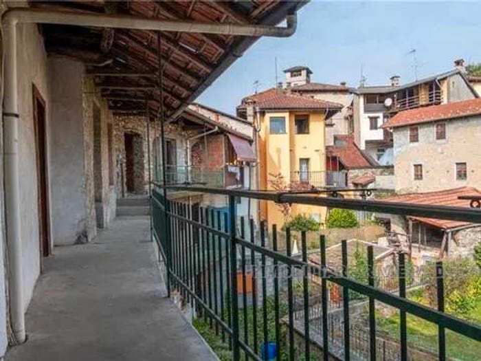 Casa con 6 locali in vendita in Miasino