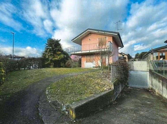 Casa trilocale in vendita in Via Giuseppe Verdi, Molteno