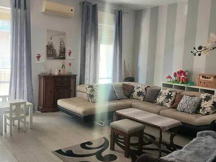 Appartamento con 6 locali in vendita in Via Milano, Floridia