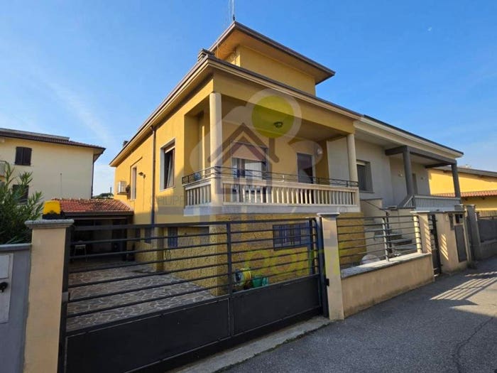 Casa trilocale in vendita in via Silvio Pellico, Centro, Pizzighettone