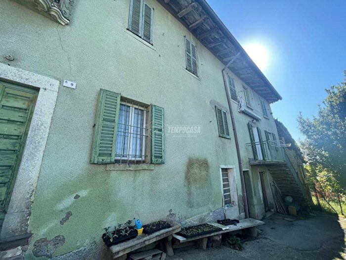 Casa con 5 locali in vendita in Via Raffaello Sanzio Cagliano, Colle Brianza