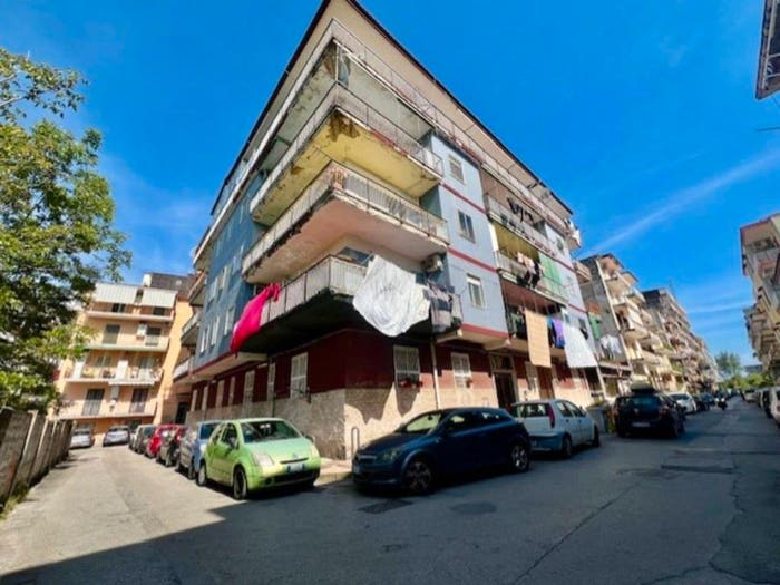 Appartamento trilocale in vendita in Via trovatore, Pianura, Napoli
