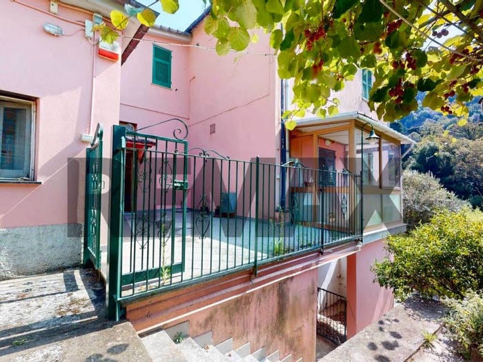 Appartamento quadrilocale in vendita in Via Ponte Romano, Avegno Chiesa, Avegno