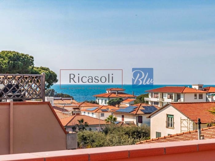 Appartamento con 6 locali in vendita in Via Carlo Puini, Antignano Banditella, Livorno