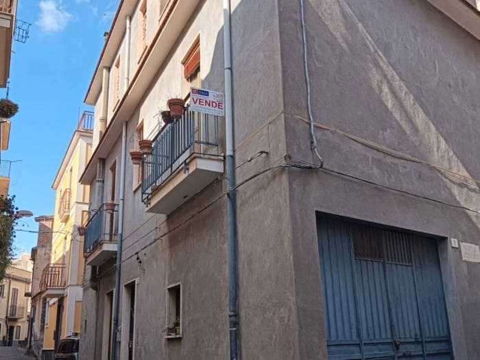 Appartamento con 6 locali in vendita in Via Gioieni, Bronte
