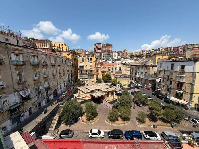 Appartamento quadrilocale in vendita in Vico Montesanto, Monte Santo, Napoli