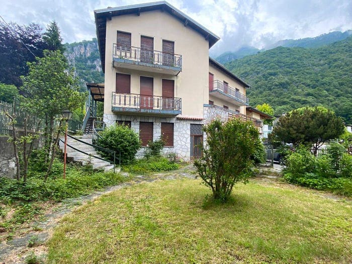 Casa con 6 locali in vendita in Via Aldo Moro, Centro, Ballabio