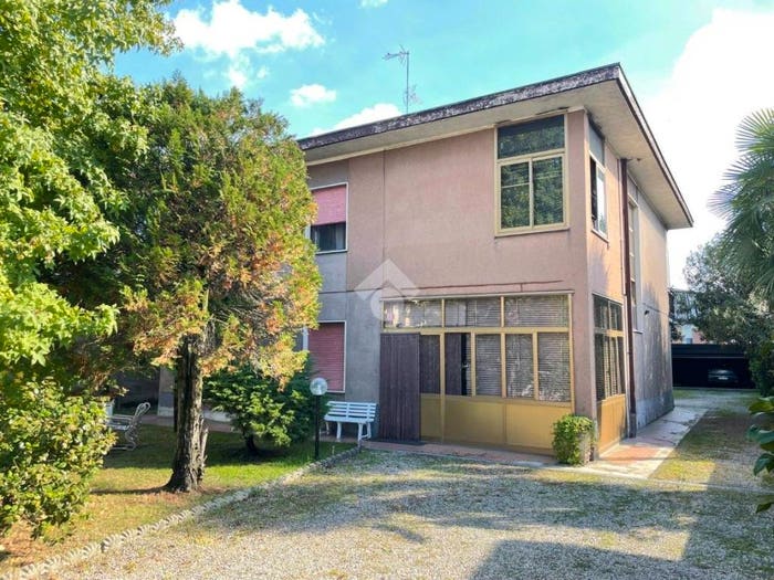 Casa con 6 locali in vendita in Via Giosuè Carducci, Dairago