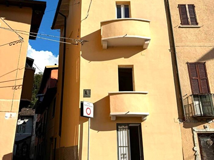 Casa quadrilocale in vendita in Porto Ceresio