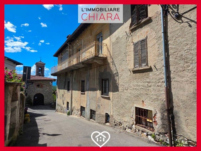 Casa con 6 locali in vendita in Via Camillo Benso di Cavour, Azzio
