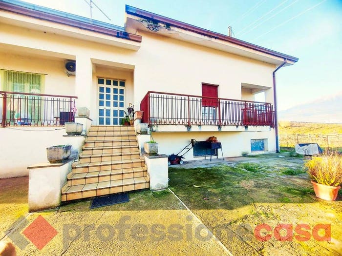 Casa con 5 locali in vendita in via valcatore, Aquino