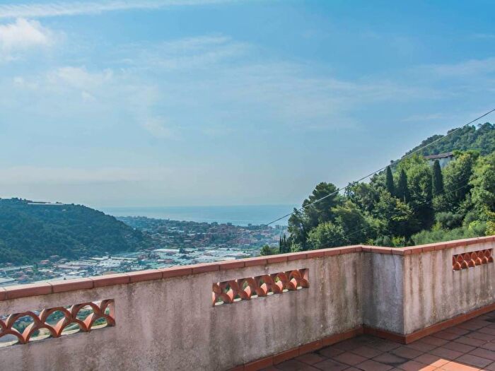 Casa con 6 locali in vendita in Camporosso