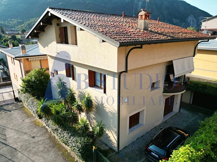 Casa con 10 locali in vendita in Viale Promessi Sposi, Valmadrera