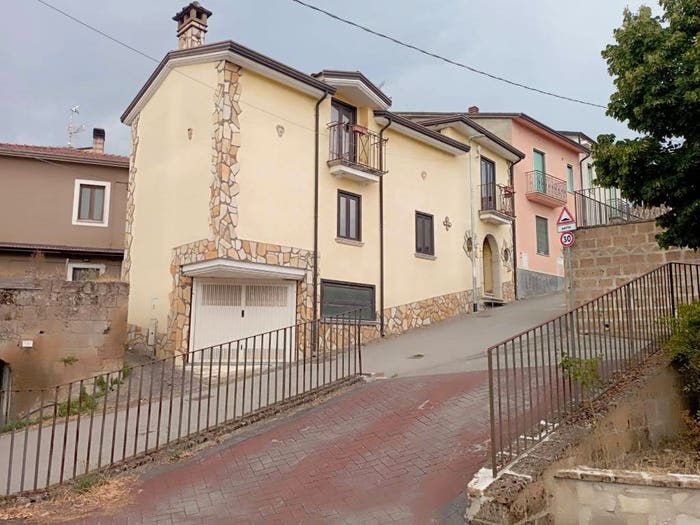 Casa con 6 locali in vendita in Via Amicoli, San Leucio del Sannio