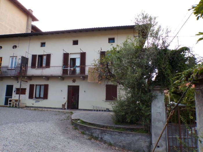 Casa trilocale in vendita in Via Camillo Benso di Cavour, Centro, Leggiuno