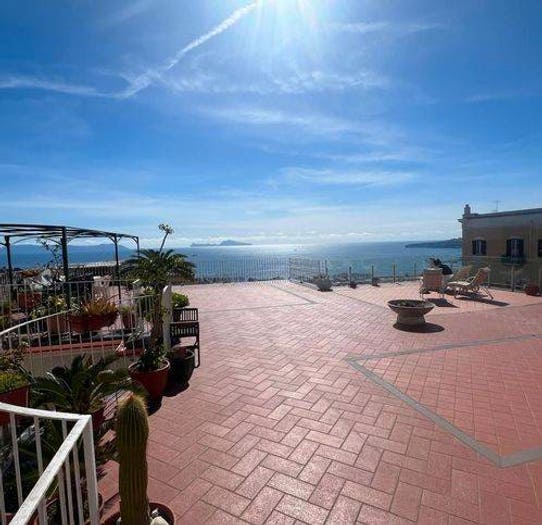Appartamento con 6 locali in vendita in Via Achille Vianelli, Vomero, Napoli