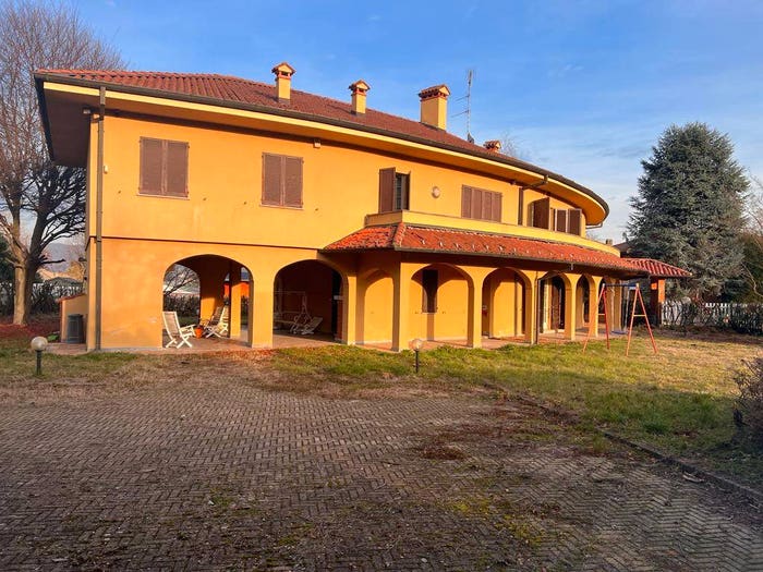 Casa con 6 locali in vendita in Via Raffaello Sanzio, Dormelletto