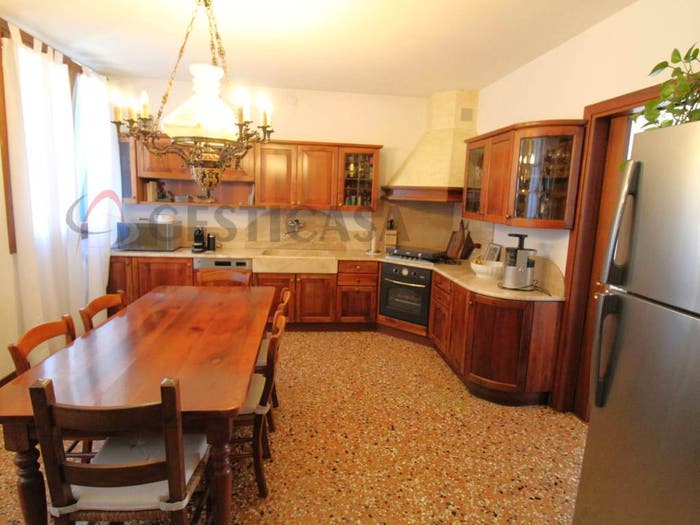 Casa con 6 locali in vendita in Piazzale Mario Cenzi, Centro, Montebello Vicentino