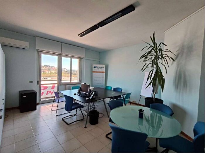 Appartamento con 5 locali in vendita in VIA BUOZZI, Baraccola Aspio, Ancona