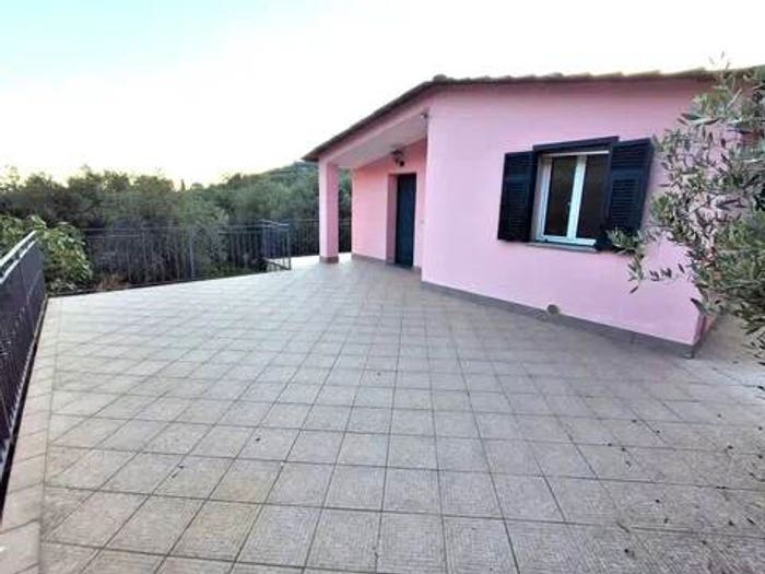 Casa quadrilocale in vendita in Via Fanny Roncati Carli, Oneglia, Imperia