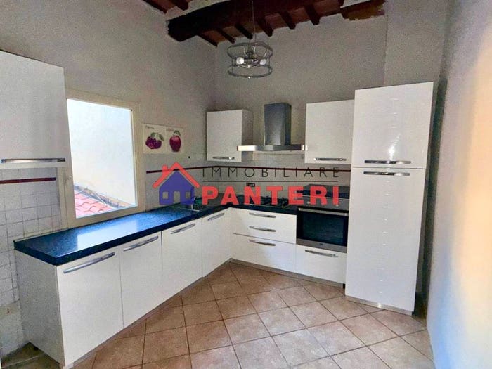 Appartamento quadrilocale in vendita in Ruga Degli Orlandi, Centro, Pescia