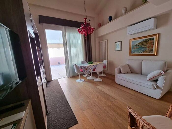 Appartamento quadrilocale in vendita in Via Xx Settembre, Centro, Viareggio