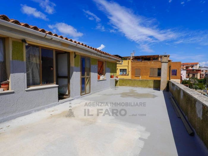 Appartamento con 6 locali in vendita in Via Ugo La Malfa, La Maddalena