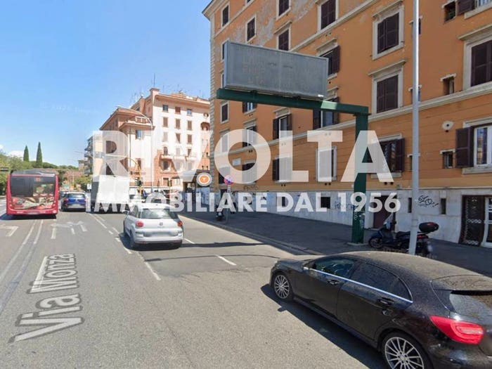Appartamento trilocale in vendita in Via Monza, San Giovanni, Roma