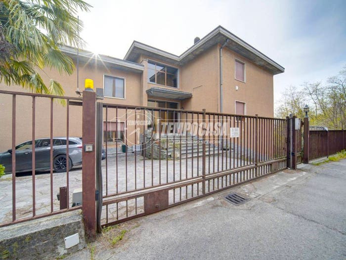 Appartamento trilocale in vendita in Via Isonzo, Buguggiate
