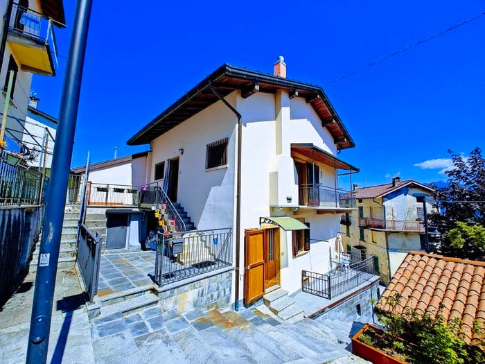 Casa con 6 locali in vendita in Via Sociale, Pigra