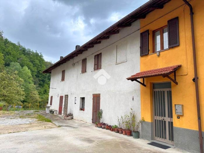 Casa trilocale in vendita in Via Berria, Benevello