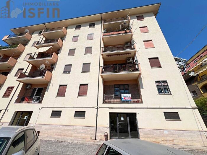 Appartamento con 6 locali in vendita in Via Francesco Muzzillo, Acquedotto, Cosenza