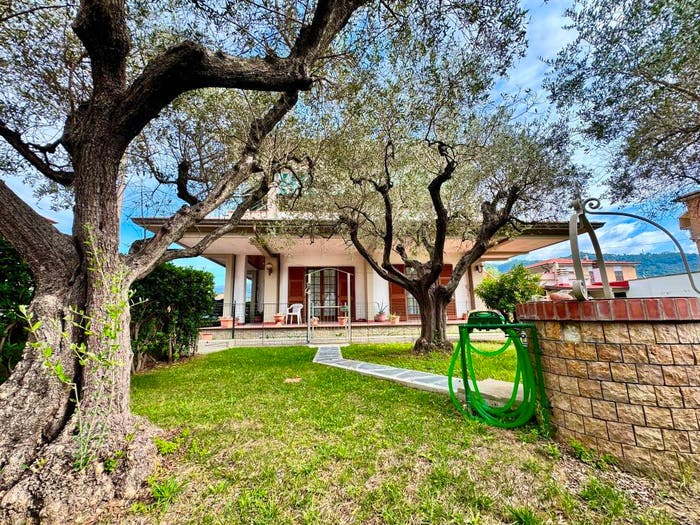 Casa con 6 locali in vendita in Casano Dogana Isola, Luni